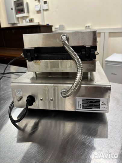 Вафельница WE-1B