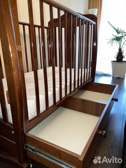 Детская кроватка с маятником и ящиком