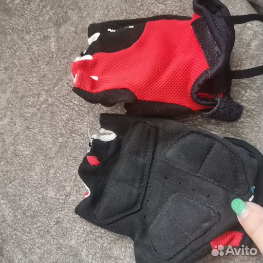 Спортивные перчатки