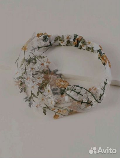 Повязка с цветочной вышивкой