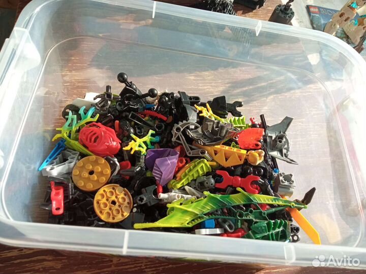 Коробка с деталями от Lego