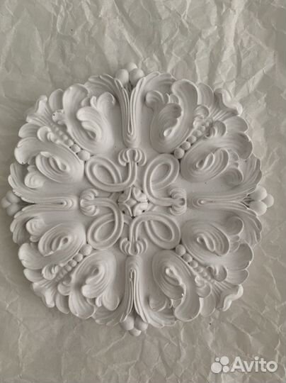 Окрашенные розетки из гипса