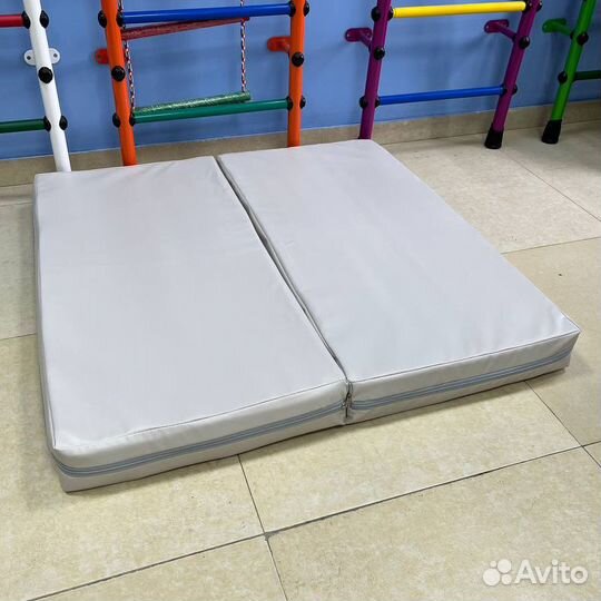 Мат складной гимнастический 100х100х10 см