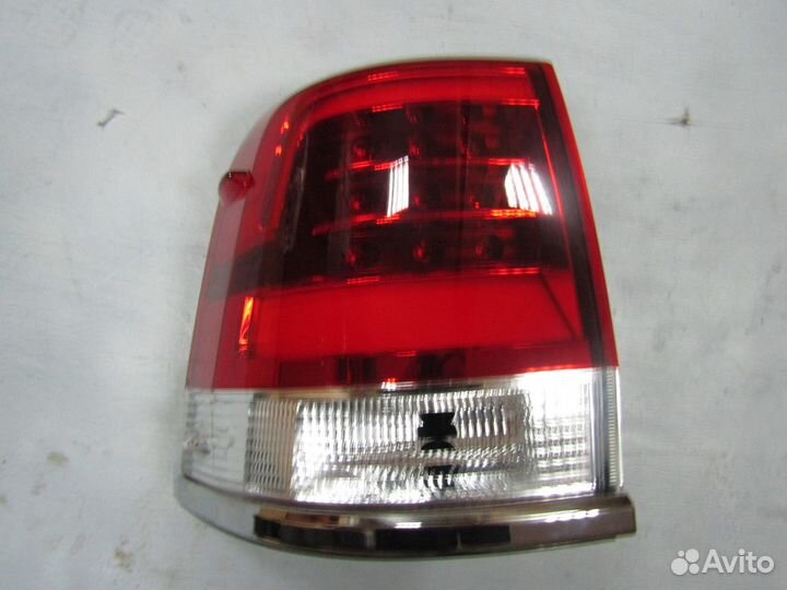 Фонарь задний наружный левый Toyota Land Cruiser