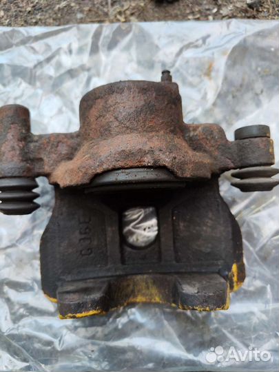 Суппорт передний mazda 6 gg