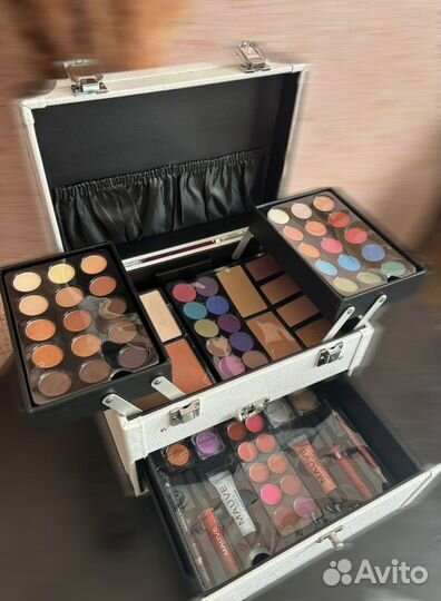 Набор косметики с кейсом, новый