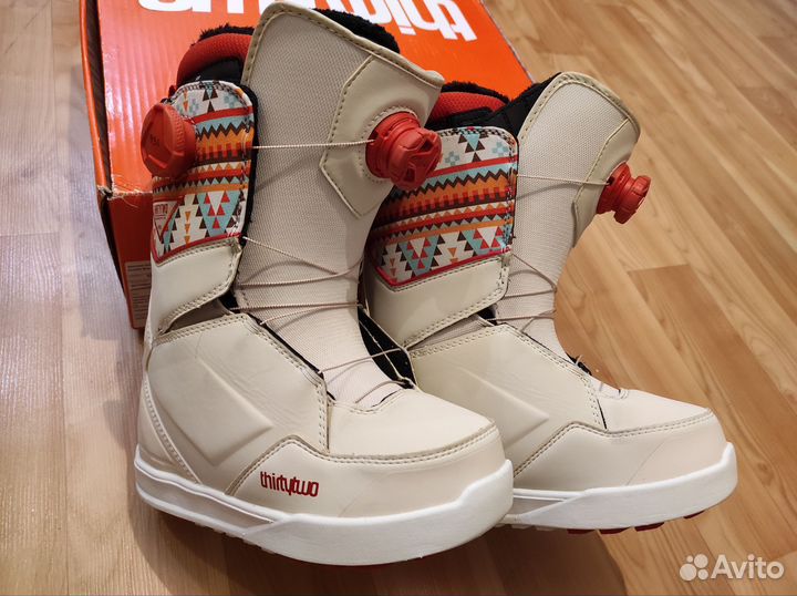 Продам сноуборд ботинки женские