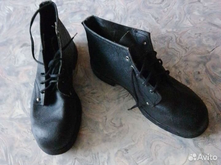 Сапоги офицерские хромовые и керзывые ботинки