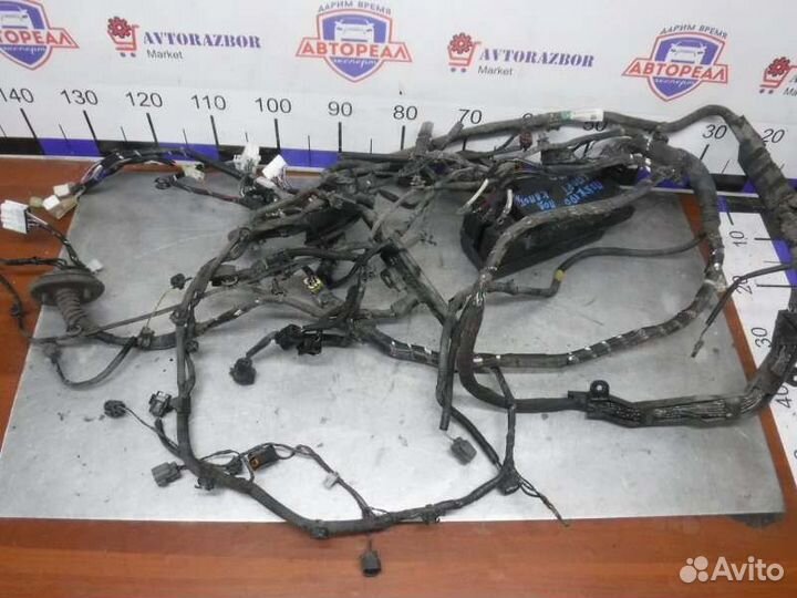 Коса подкапотная передняя Mitsubishi Pajero Sport