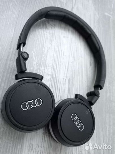 Беспроводные наушники Audi
