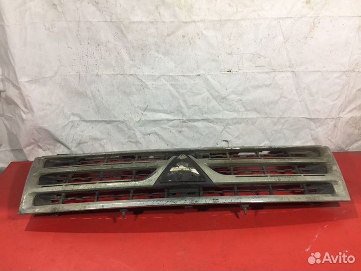 Решетка радиатора Mitsubishi Pajero 4