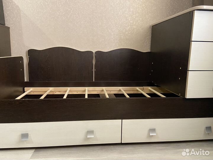 Детская кроватка с маятником