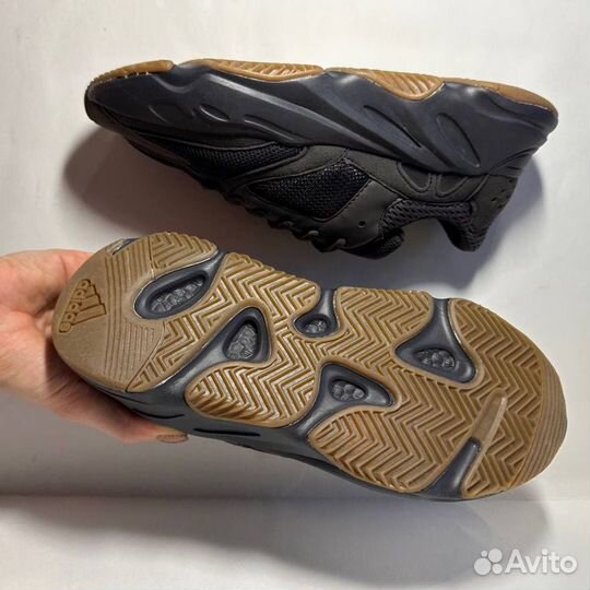 Кроссовки Adidas Yeezy Boost 700 LUX новые