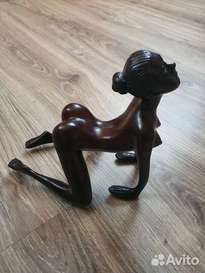 Статуэтка голой женщины