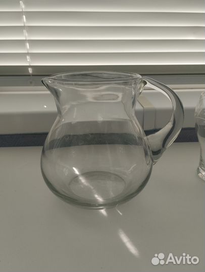 Кувшин со стаканами