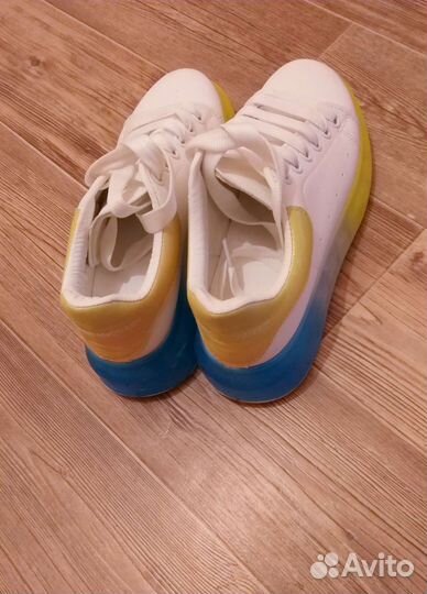 Женская кроссовка