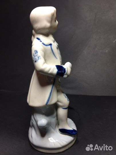 Фарфоровая статуэтка «Кавалер»