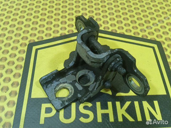 Петля двери передняя верхняя левая Renault Kaptur