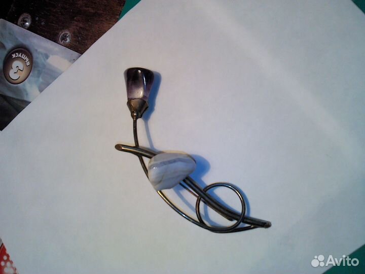 Брошь с камешками