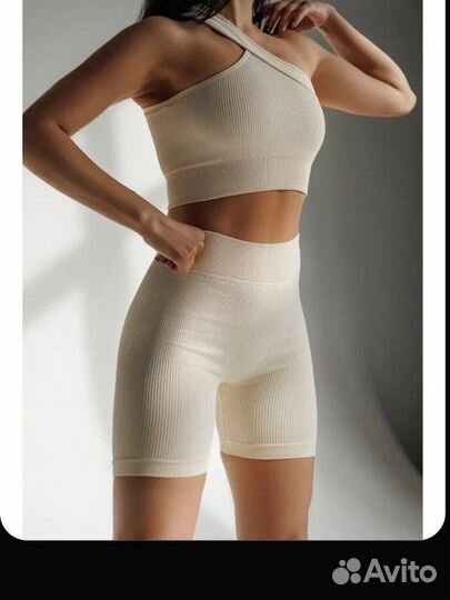 Костюм спортивный женский. Топик велосипедки