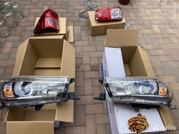 Фары Тоёта Хайлюкс 2015-2020 год