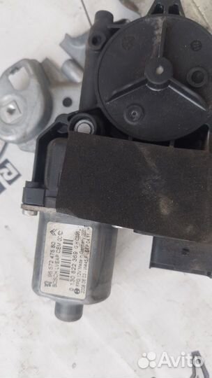 Стеклоподъёмник передний правый Peugeot 308