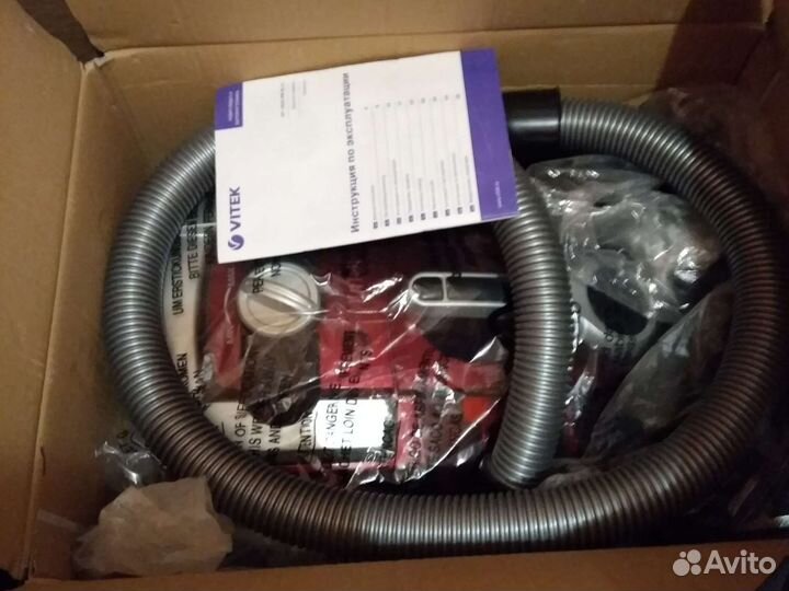 Пылесос Vitek с аквафильтром в коробке
