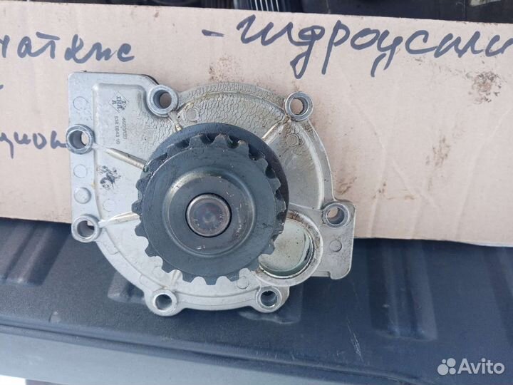 Помпа водянная с автомобиля вольвохс-90