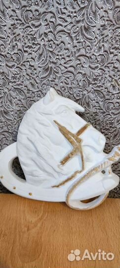 Гипсовая лошадь