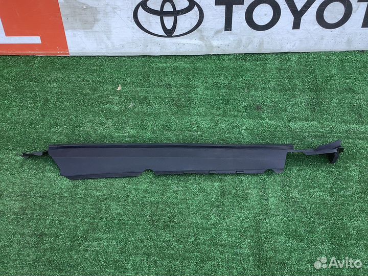 Пыльник крыла передний правый Toyota LC 200