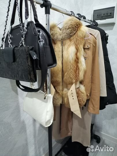 Целая вешалка демисезонных и зимних вещей