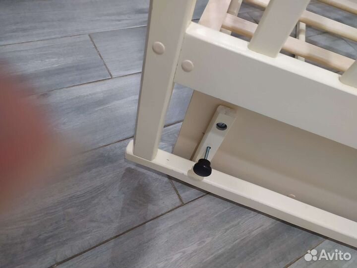 Детская кроватка с поперечным маятником