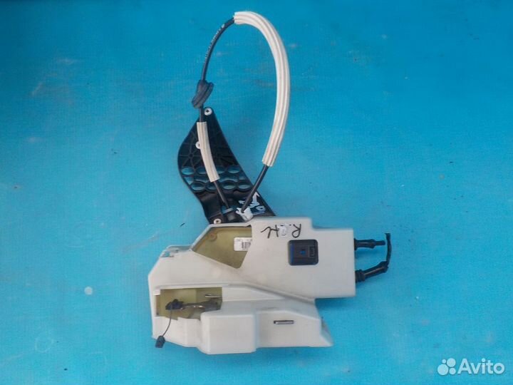 Замок двери задней правой volkswagen Touareg 2002