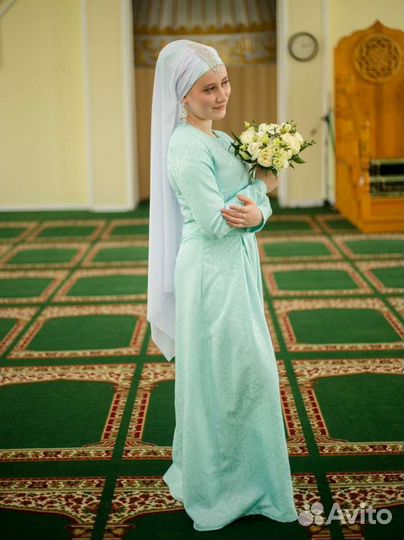 Платье на никах