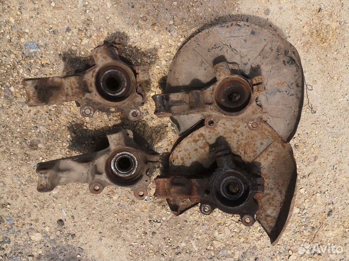 Кулак поворот Audi 80 В3 левый