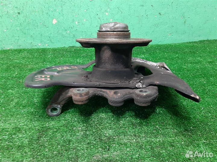 Кулак передний правый Mercedes Benz C-Class W204