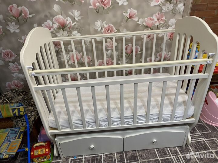 Детская кроватка с маятником и ящиком