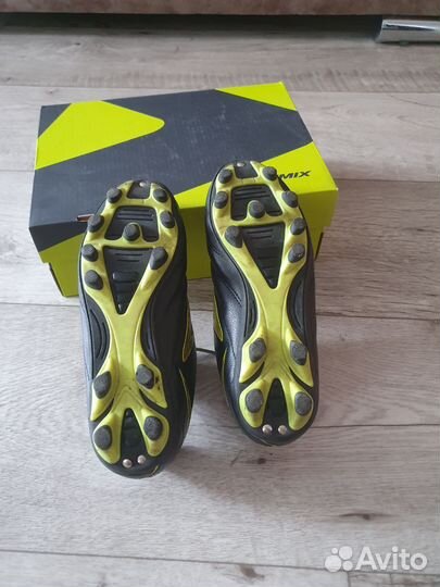 Детские футбольные бутсы