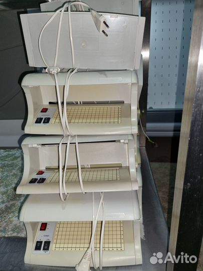 Универсальный детектор банкнот assistant -525