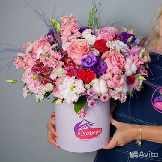 Цветы в коробке подарок девушке розы