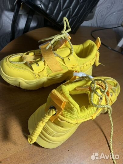 Кроссовки женские