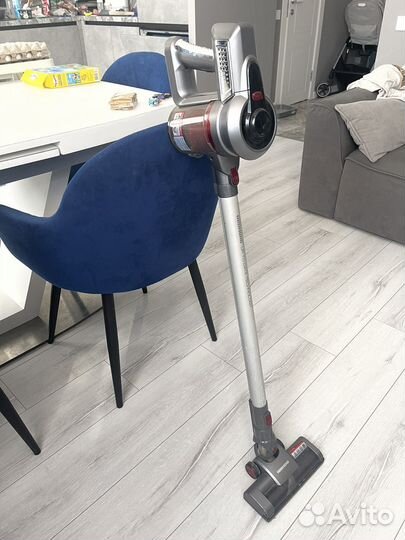 Вертикальный беспроводной пылесос Redmond UR356