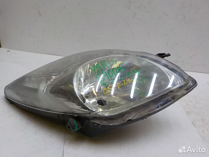 Фара правая на Toyota Yaris