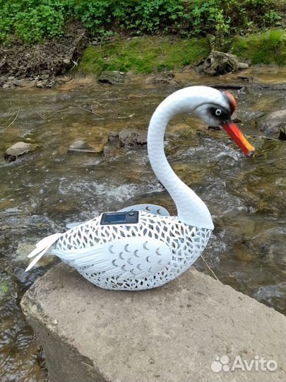 Белый лебедь - садовая фигурка