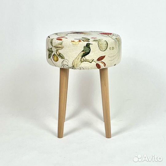 Табурет на деревянных ножках мягкий, в гобелене