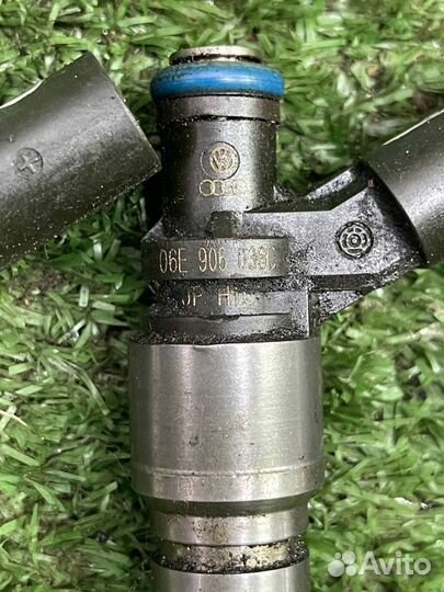 Форсунка топливная Audi a6 c6 06e906036c
