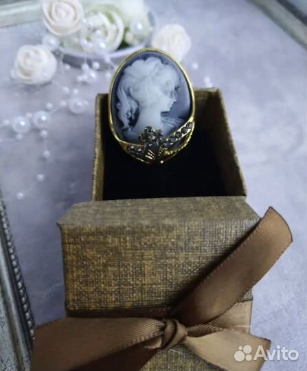 Брошь Камея