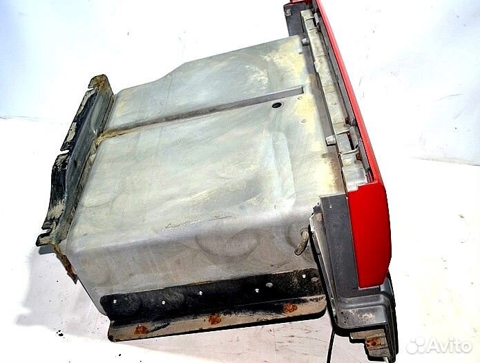 Боковое отделение для хранения снаружи кабины, лев