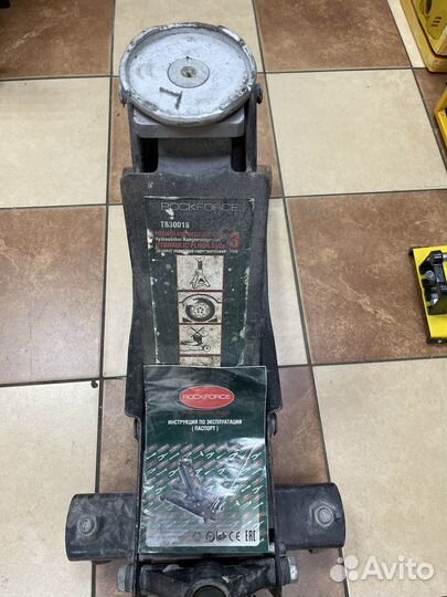 Покатной домкрат rockforce 3 т RF-T830018