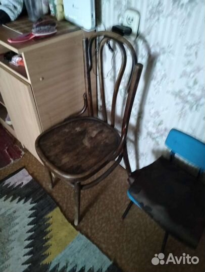 Стул старенький крепкий